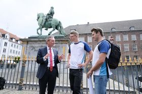 Oberbürgermeister Thomas Geisel im Gespräch mit den beiden Benefiz-Radlern Tim Thesing und Niklas Lehnert (v.l.) 