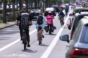 Foto von RAdfahrern auf dem neu markierten Radfahrstreifen auf der Luegallee