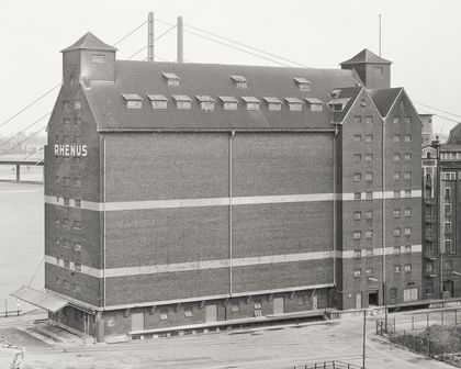 Bernd & Hilla Becher: Düsseldorf Rheinhafen, 1978 © Estate Bernd & Hilla Becher, vertreten durch Max Becher, courtesy Die Photographische Sammlung/SK Stiftung Kultur – Bernd und Hilla Becher Archiv, Köln.