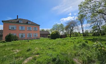 Haupthaus Rückansicht mit Wiese