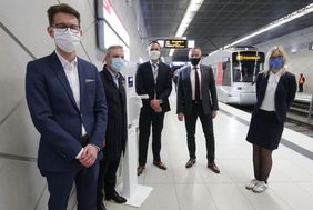 Stellten die Verwendung der Desinfektionsmittelspende offiziell vor: Dr. Daniel Kleine, Henkel, OB Thomas Geisel, Uwe Hömmerich, BASF, Klaus Klar, Rheinbahn und Theresa Winkels, Wirtschaftsförderung (v.l.). Foto: David Young 