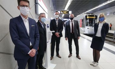 Stellten die Verwendung der Desinfektionsmittelspende offiziell vor: Dr. Daniel Kleine, Henkel, OB Thomas Geisel, Uwe Hömmerich, BASF, Klaus Klar, Rheinbahn und Theresa Winkels, Wirtschaftsförderung (v.l.). Foto: David Young 