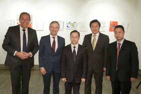 Oberbürgermeister Thomas Geisel (zweiter von links) begrüßte die Vertreter aus China auf der Ausstellungsfläche im Rathaus. Foto: Ingo Lammert