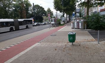 Bild von der Einmündung Engerstraße auf die Frafenbergerallee auf dem man die Aufpflasterung des Rad- und Gehweg sieht.