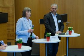 Unter anderem um Hochwasserschutz durch Deichbau ging es in einem dritten Cluster mit der Beigeordneten Dorothée Schneider, für Finanzen und den Stadtentwässerungsbetrieb zuständig, und dem Leiter des Stadtentwässerungsbetriebes Ingo Noppen. Foto: Michael Gstettenbauer