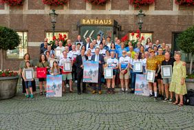 Alle Preisträger des Stradtradelns 2024 auf dem Marktplatz vor dem Rathaus, Foto: Uwe Schaffmeister