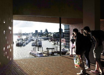 Elbphilharmonie, Foto: Rainer Bergner, (Keyworker), aus der Ausstellung „Blickrichtungen - Wie Fenster unsere Blicke lenken“, 2018