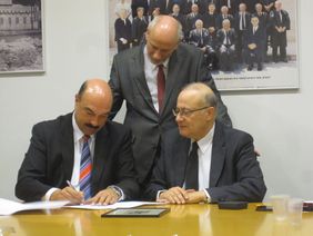 PLG Dr. Bernd Scheiff, StS Karl-Heinz Krems, PresDistrictCourt Yosef Elron bei der Vertragsunterzeichnung