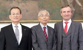 Kazumi Yamada, einen Überlebenden des Atombombenabwurfes auf die japanische Stadt Nagasaki (Mitte) mit Masanobu Chita, dem Leiter der Delegagion der Nagasaki National Peace Memorial Hall (links) und OB Geisel im Rathaus, Foto: Ingo Lammert.