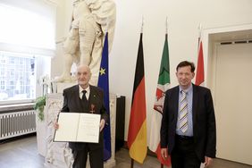 Karl Heinz Victor ist das Bundesverdienstkreuz verliehen worden. Stadtdirektor Burkhard Hintzsche hat die Auszeichnung im Düsseldorfer Rathaus überreicht; Fotos: Lammert