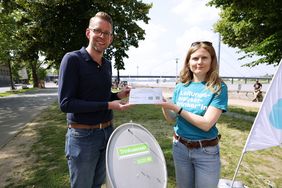 Thomas Neuhäuser, Projektleiter der Host City Düsseldorf, nimmt den EURO 2024-Trinkbrunnen am Joseph-Beuys-Ufer gemeinsam mit Alexandra Jaik, Projektleiterin NRWasserwende, in Betrieb. Alle Fotos: David Young