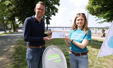 Thomas Neuhäuser, Projektleiter der Host City Düsseldorf, nimmt den EURO 2024-Trinkbrunnen am Joseph-Beuys-Ufer gemeinsam mit Alexandra Jaik, Projektleiterin NRWasserwende, in Betrieb. Alle Fotos: David Young