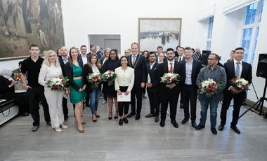 Einbürgerungsfeier 2024 im Düsseldorfer Rathaus: Oberbürgermeister Dr. Stephan Keller (Mitte mit Amtskette) mit den frisch Eingebürgerten, Fotos: Gstettenbauer.