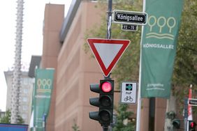 Nach der Aufnahme des Grünpfeils für den Radverkehr in die Straßenverkehrsordnung hat die Stadtverwaltung im vergangenen Jahr wie hier an der Ecke Königsallee/Bahnstraße,  161 Grünpfeile angeordnet und montiert. Foto: Ingo Lammert