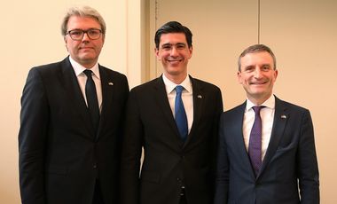 Oberbürgermeister Thomas Geisel und der griechische Generalkonsul Gregory Delavekouras im Jan-Wellem-Saal, Foto: David Young.