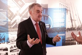 NRW-Innenminister Herbert Reul beim Besuch der aktuellen Sonderausstellung in der Mahn- und Gedenkstätte "Brandgefährlich. Die Düsseldorfer Feuerwehr im Nationalsozialismus", Foto: Young.