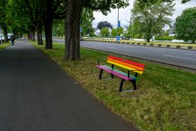 Düsseldorf hat 16 neue Regenbogenbänke. Für die Zeit der UEFA EURO 2024 stehen die bunten Sitzmöglichkeiten entlang des Rhein-Walk von der Altstadt bis zur Düsseldorfer Arena.