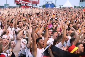 Die Stimmung am Burgplatz war dank des 2:0-Erfolgs der deutschen Nationalmannschaft ausgelassen. Foto: David Young