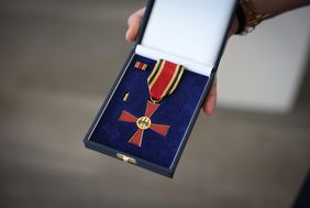 Das Verdienstkreuz am Bande des Verdienstordens der Bundesrepublik Deutschland.