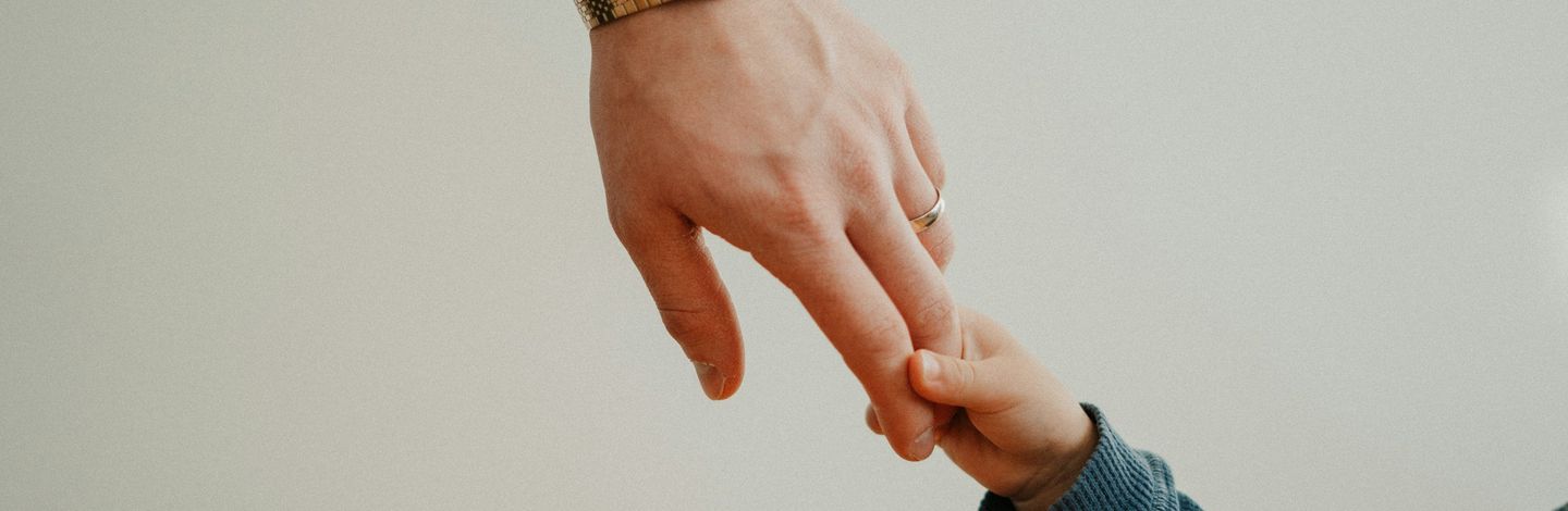Vater reicht dem Sohn die Hand