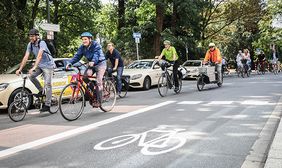 Oberbürgermeister Thomas Geisel mit Journalisten auf Radtour durch die Innenstadt