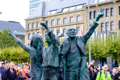 Das Werk von Claus Richter bildet eine Figurengruppe, die die Hände zum Teil zu Fäusten geballt oder mit Victory-Zeichen empor streckt