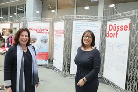 Umweltdezernentin Helga Stulgies (l.) und Karin-Brigitte Göbel, Vorstandsvorsitzende der Stadtsparkasse Düsseldorf, eröffneten die Fotoausstellung zur Klimaanpassung Düsseldorf/Toulouse. Foto: Landeshauptstadt Düsseldorf/Ingo Lammert