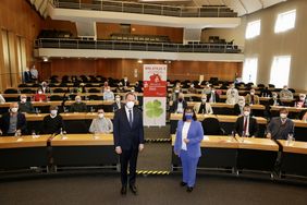 Oberbürgermeister Dr. Stephan Keller und die Vorstandsvorsitzende der Stadtsparkasse Düsseldorf, Karin-Brigitte Göbel, überreichten die Erlöse aus dem PS-Zweckertrag. Foto: Landeshauptstadt Düsseldorf/Ingo Lammert