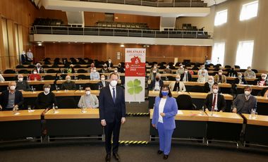 Oberbürgermeister Dr. Stephan Keller und die Vorstandsvorsitzende der Stadtsparkasse Düsseldorf, Karin-Brigitte Göbel, überreichten die Erlöse aus dem PS-Zweckertrag. Foto: Landeshauptstadt Düsseldorf/Ingo Lammert