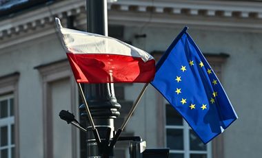 Die Flagge Polens und die der EU in Warschau © Gemeinfreies Werk - Quelle: flickr.com | Foto: The Chancellery of the Prime Minister and PAP S.A. 