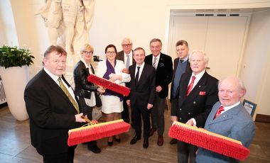 Verleihung des Goldenen Besens 2018 durch Oberbürgermeister Thomas Geisel (5. von links)