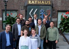 Stefan Ferber, Leiter des Amtes für Umwelt- und Verbraucherschutz, empfing die Delegation aus Czernowitz sowie Vertreterinnen und Vertreter des deutsch-ukrainischen Städtetandems Hoyerswerda und Novovolynsk zu einem Workshop im Düsseldorfer Rathaus. ©Landeshauptstadt Düsseldorf/Wilfried Meyer
