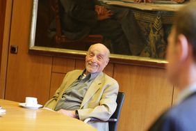 76 Jahre nach Kriegsende: Der ehemalige Düsseldorfer Gary Gumpert besuchte die Landeshauptstadt.