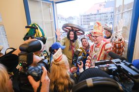 Oberbürgermeister Dr. Stephan Keller mit dem Prinzenpaar Prinz Uwe I. und Venetia Melanie auf dem Rathausbalkon, alle Fotos: Gstettenbauer.