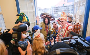 Oberbürgermeister Dr. Stephan Keller mit dem Prinzenpaar Prinz Uwe I. und Venetia Melanie auf dem Rathausbalkon, alle Fotos: Gstettenbauer.