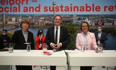 OB Dr. Stephan Keller (Mitte) sprach mit NRW-Bauministerin Ina Scharrenbach (r.) und der Kölner OB Henriette Reker