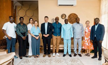 Die Delegation mit zwei städtischen Mitarbeiter*innen und sechs Vertreter*innen des Vereins Düsseldorf – Sekondi – Takoradi e.V. gemeinsam mit dem Bürgermeister von Sekondi-Takoradi, Frederick F. Faido, (4. v.r.) zu Besuch beim Regional Minister, Joseph Nelson (3. v.r.). Foto: Social Entrepreneurship Hub Ghana