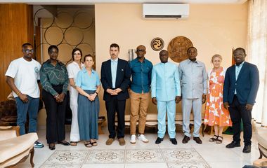 Die Delegation mit zwei städtischen Mitarbeiter*innen und sechs Vertreter*innen des Vereins Düsseldorf – Sekondi – Takoradi e.V. gemeinsam mit dem Bürgermeister von Sekondi-Takoradi, Frederick F. Faido, (4. v.r.) zu Besuch beim Regional Minister, Joseph Nelson (3. v.r.). Foto: Social Entrepreneurship Hub Ghana
