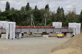 Die alte Brücke "Heerdter Lohweg" über die Brüsseler Straße (B7) wird durch einen Neubau ersetzt, der auf einer benachbarten Freifläche zusammengesetzt wurde © Archivfoto: Landeshauptstadt Düsseldorf, Ingo Lammert 