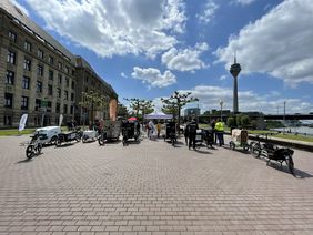 Lastenradmodelle am Rheinufer aufgestellt