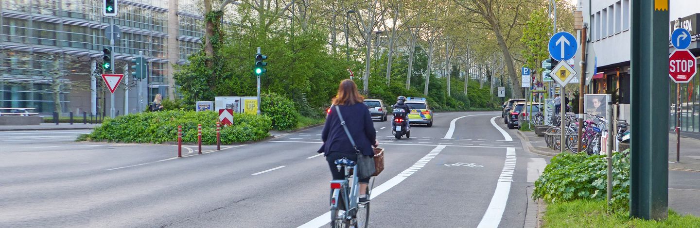 Fahrbahnmarkierungen und Radwege