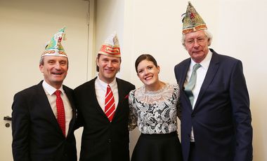 Prinzenpaar-Empfang im Jan Wellem Saal: Oberbürgermeister Thomas Geisel, das designierte Prinzenpaar Prinz Christian III (Christian Erdmann) und Venetia Alina (Aline Kappmeier) sowie Prinzenclub-Präsident Jobsi Driessen (von links), Foto: David Young.