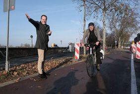 Foto von Oberbürgermeister Dr. Stephan Keller und Jochen Kral, Mobilitätsdezernent bei der Eröffnung des neuen Radweges am Joseph-Beuys-Ufer.