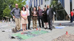 Gruppenbild am Ausstellungsort: OB Thomas Geisel (Mitte) mit Fotograf Oliver Killig, Flüchtlingsbeauftragte Miriam Koch, Dresdens OB Dirk Hilbert, Fotograf Carsten Sander, Heidrun Hannusch (Friends of Dresden) und Innenminister a.D. Gerhart Baum