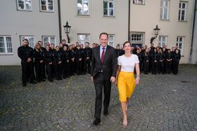 Foto: Landeshauptstadt Düsseldorf/Michael GstettenbauerOberbürgermeister Dr. Stephan Keller und Ordnungsdezernentin Britta Zur mit den neuen Nachwuchs- und Einsatzkräften von OSD und Verkehrsüberwachung. Foto: Michael Gstettenbauer