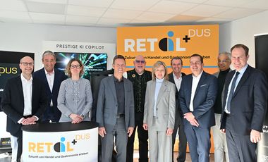 Oberbürgermeister Dr. Stephan Keller bei der Eröffnung des Showrooms von Retail+ DUS. © LHD/Michael Lübke