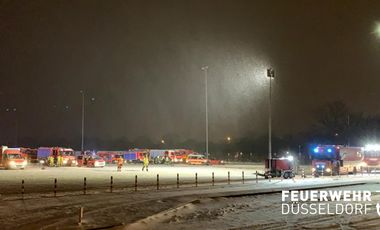 Der Sammelraum der Einsatzkräfte auf dem Messeparkplatz Düsseldorf