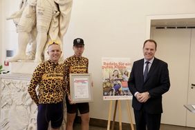 Foto von Oberbürgermeister Dr. Stephan Keller und dem Siegerteam Hakuna Matata Racing Team