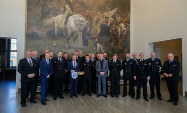 Oberbürgermeister Thomas Geisel empfing die Besatzung sowie Mitglieder des Freundeskreises Fregatte NRW e.V. im Rathaus. Foto: Gstettenbauer