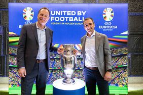 OB Dr. Stephan Keller und Philipp Lahm präsentieren die Trophy den Fußballfans in der Landeshauptstadt. Foto: Kenny Beele